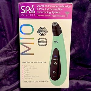 Microdermabrasion and pore extraction skin resurfacing system